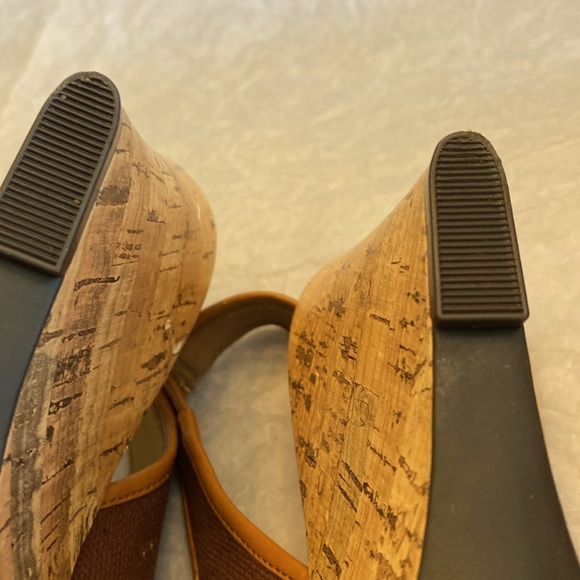 CIRCA JOAN & DAVID Sling Back Wedge Heels Luxe Series. Brown and Tan. Size 7. - Picture 6 of 10